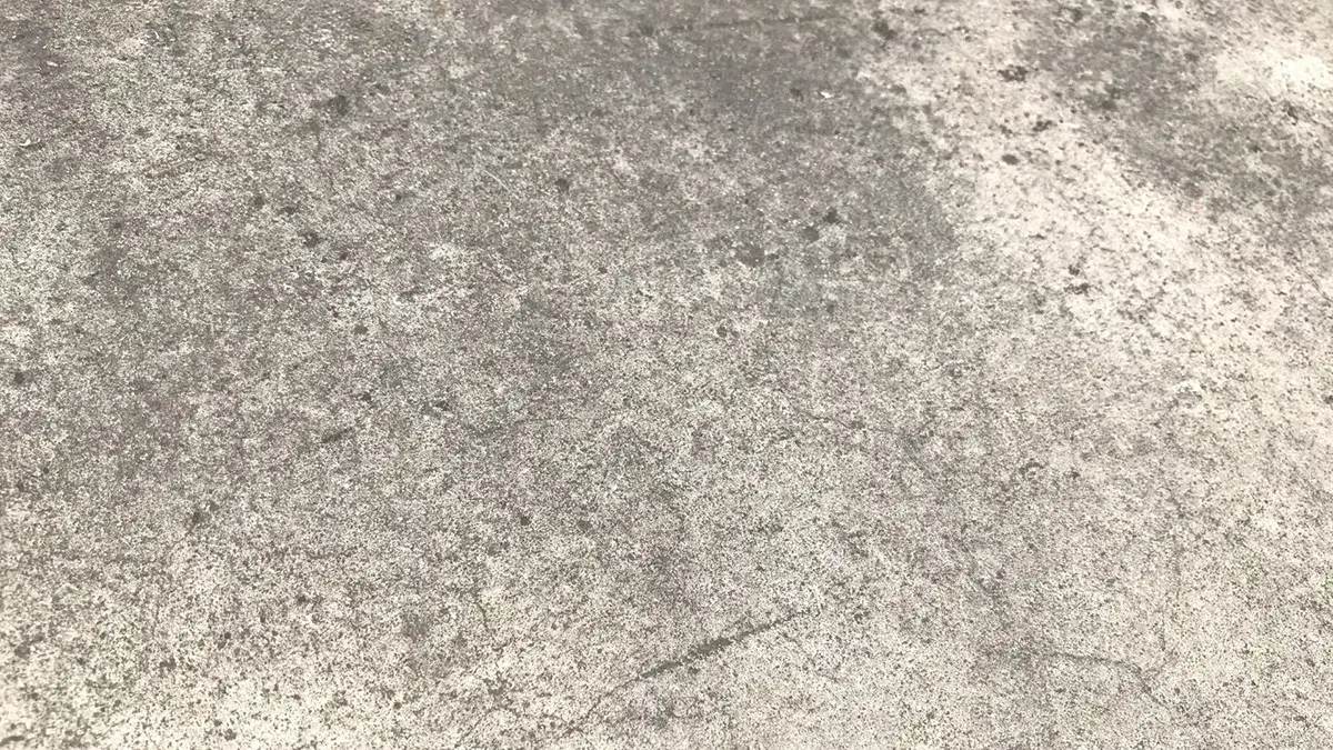 駐車場コンクリート黒ずみ汚れ