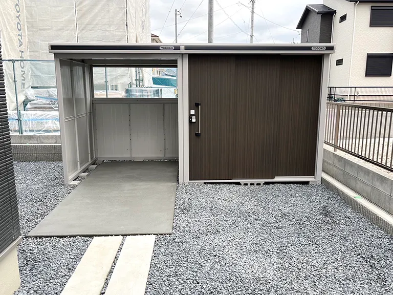 駐車場に置いた物置設置施工例