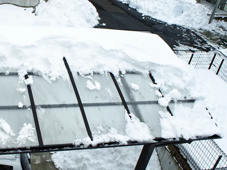 ポリカーボネートカーポート除雪作業