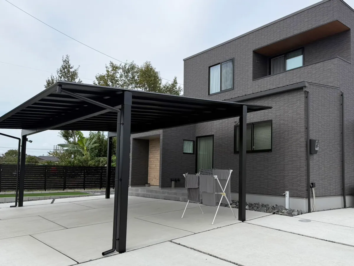 ガーテリアブラックポリカカーポート：三協アルミ／スカイリード施工例
