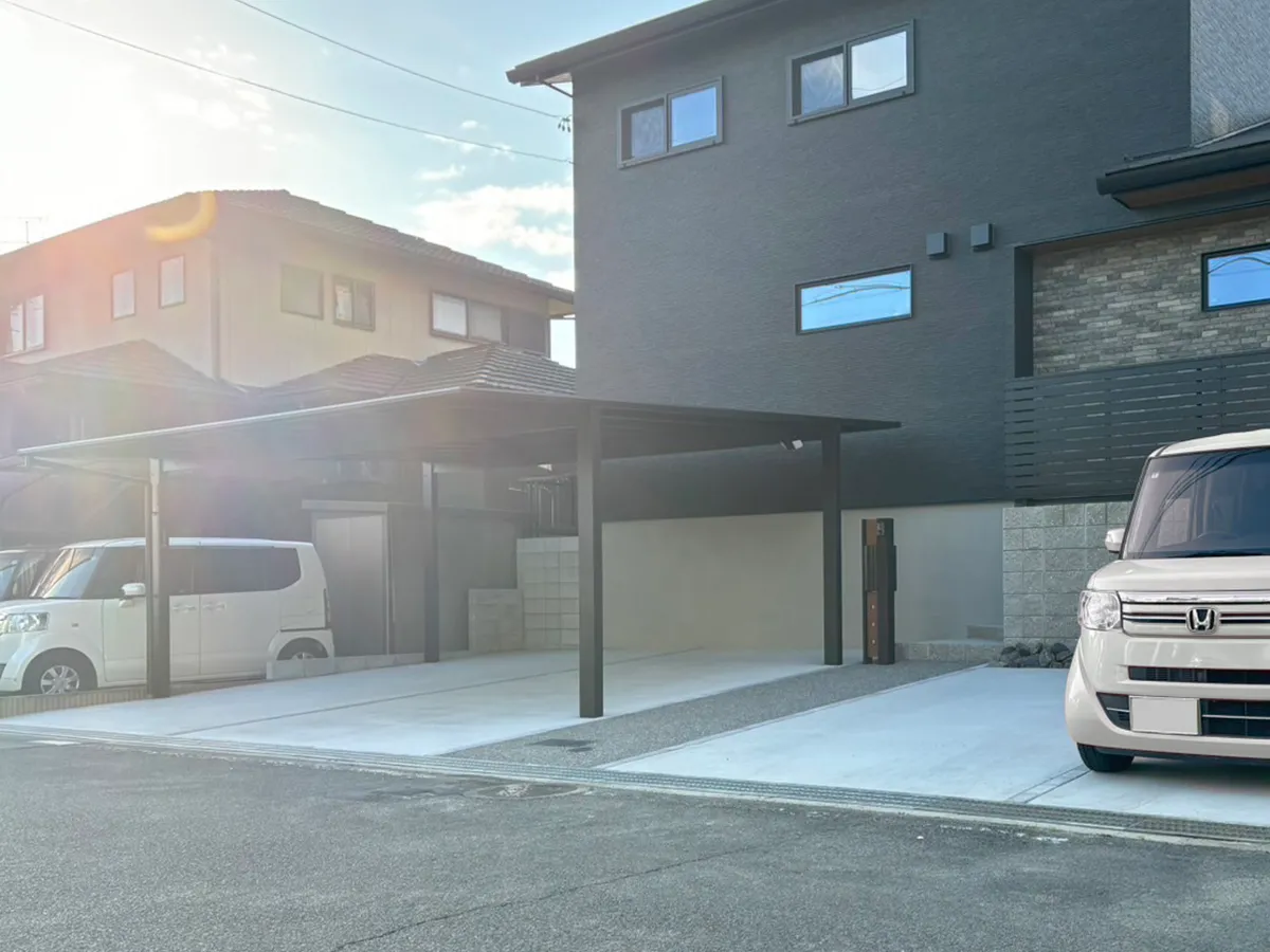 ガーテリアブラックポリカカーポート：YKK AP／エフルージュ施工例