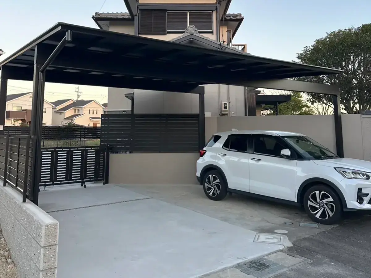 ガーテリアブラックポリカカーポート：LIXIL／フーゴ施工例