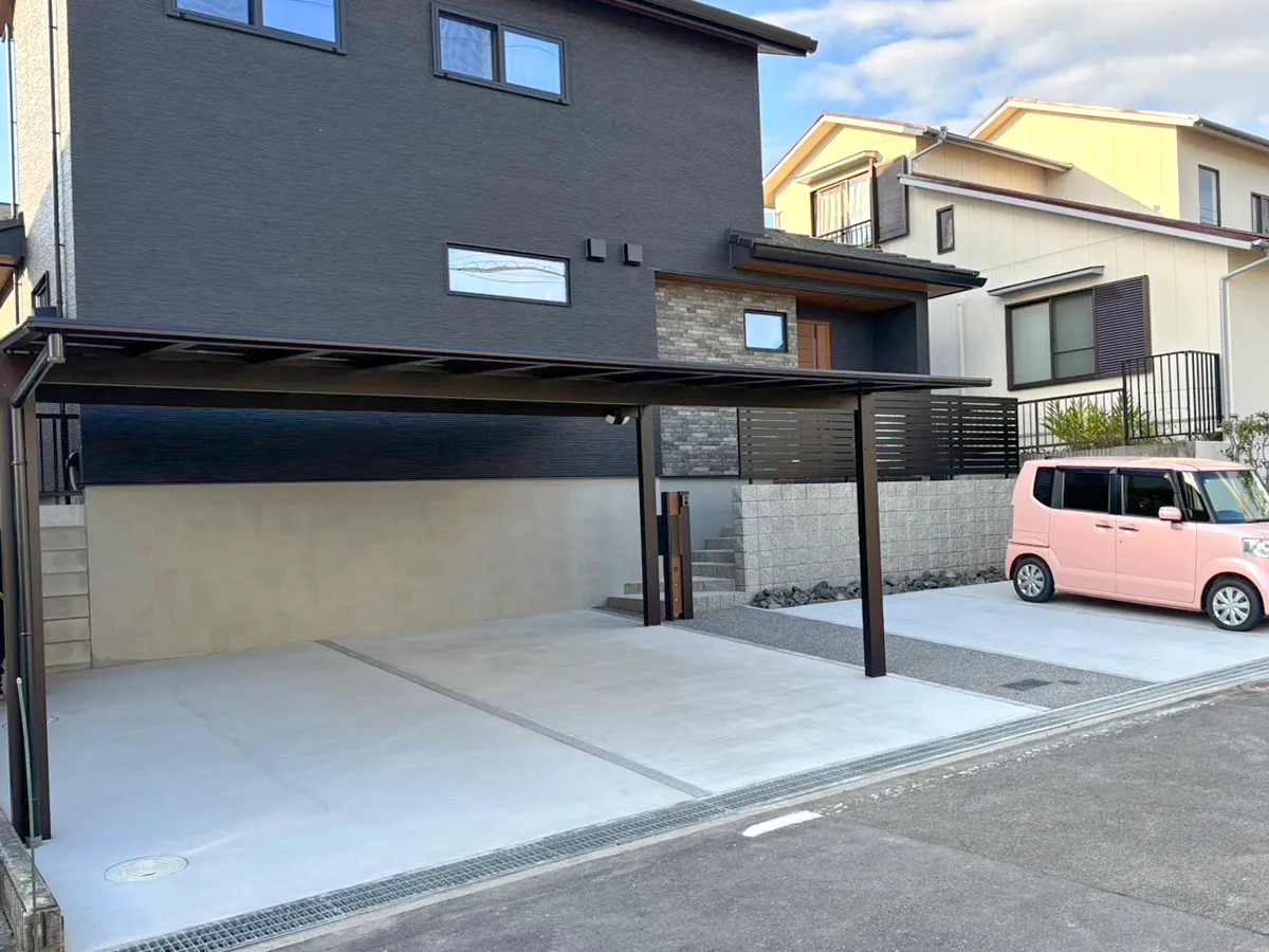 ガーテリアブラックポリカカーポート：YKK AP／エフルージュ施工例